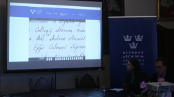 Kierownik projektu dr Józef Skrabski (P) oraz archiwistka Delfina Kościółek (2P) podczas konferencji prasowej podsumowującej projekt Cyfrowe Archiwum Archidiecezji Krakowskiej. Fot. PAP/Ł. Gągulski