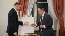 Pezydent RP Andrzej Duda (L) i naczelny rabin Polski Michael Schudrich (P) podczas zapalenia światełka chanukowego w Pałacu Prezydenckim w Warszawie. Fot. PAP/L. Szymański