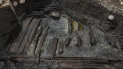 Gdańsk, 20.12.2022. Fragment wzmocnienia wału obronnego z około 930 r, 20 bm. w Gdańsku. Odkrycia dokonano pod podłogą dawnego pomieszczenia miejskiego magistratu. Fot. PAP/A. Warżawa 