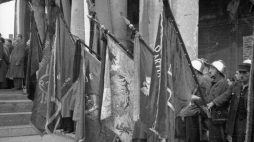 Manifestacja na placu Teatralnym dla uczczenia pamięci 50 żołnierzy Gwardii Ludowej powieszonych przez Niemców w 1942 r. Warszawa, 1947 r. Fot. PAP/CAF
