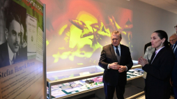 Wicepremier, minister kultury i dziedzictwa narodowego Piotr Gliński (L) oraz zastępca dyrektora Muzeum Stutthof ds. Muzeum Piaśnickiego Teresa Patsidis (P) podczas uroczystości zakończenia prac budowlanych w Villi Musica – siedzibie Muzeum Piaśnickiego w Wejherowie. Fot. PAP/A. Warżawa