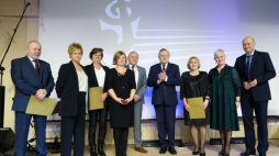 Wicepremier, minister kultury i dziedzictwa narodowego Piotr Gliński (4P) podczas uroczystości jubileuszu 50-lecia działalności Państwowej Szkoły Muzycznej I stopnia w Zgierzu oraz inauguracja sali koncertowej. Fot. PAP/R. Zawistowski