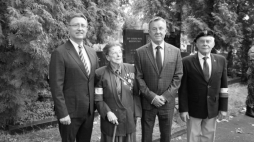 Gryzelda Studzińska podczas obchodów 77. rocznicy wybuchu Powstania Warszawskiego na Starym Cmentarzu w Łodzi, 01.08.2021. Fot. IPN