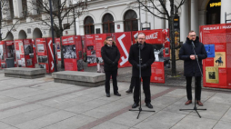 Zastępca prezesa Instytutu Pamięci Narodowej Karol Polejowski (C) oraz dyrektor oddziału IPN w Gdańsku Paweł Warot (L) podczas otwarcia ogólnopolskiej wystawy plenerowej "Jesteśmy Polakami. Związek Polaków w Niemczech" przed Domem Polonii na Krakowskim Przedmieściu w Warszawie. Fot. PAP/P. Nowak