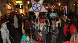 Korowód kolędników z różnych grup regionalnych małopolski w Krakowie. 2011 r. Fot. PAP/J. Bednarczyk