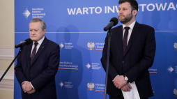 Wicepremier, minister kultury i dziedzictwa narodowego Piotr Gliński (L) oraz dyrektor NIKZ Michał Laszczkowski (P) podczas konferencji prasowej inaugurującej kampanię społeczną Narodowego Instytutu Konserwacji Zabytków ph. "Warto inwestować w zabytki". Fot. PAP/A. Zawada