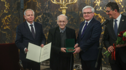 Wicemarszałek Województwa Małopolskiego Józef Gawron (2P), zastępca prezydenta Krakowa Jerzy Muzyk (L) podczas wręczenia ks. prof. Michałowi Hellerowi (2L) Nagrody Polskiej Akademii Umiejętności im. Erazma i Anny Jerzmanowskich na Zamku na Wawelu w Krakowie. Fot. PAP/Ł. Gągulski