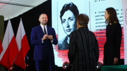 Warszawa, 13.12.2022. Prezes IPN Karol Nawrocki (L) w Muzeum Żołnierzy Wyklętych i Więźniów Politycznych PRL w Warszawie, podczas uroczystości wręczenia Krzyży Wolności i Solidarności w 41. rocznicę wprowadzenia w Polsce stanu wojennego. Fot. PAP/R. Guz 