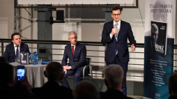 Autor publikacji Bogdan Rymanowski (L), premier Mateusz Morawiecki (P) oraz prowadzący spotkanie dziennikarz telewizji Polsat Wojciech Dąbrowski (C) podczas uroczystej premiery książki "Dopaść Morawieckiego". Fot. PAP/R. Pietruszka