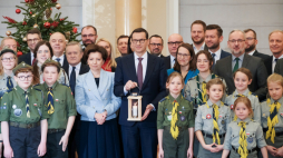 Premier Mateusz Morawiecki (C) wraz z przedstawicielami rządu podczas przekazania z rąk harcerzy Związku Harcerstwa Polskiego Betlejemskiego Światła Pokoju. Fot. PAP/M. Marek