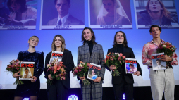 Aktorzy Jan Hrynkiewicz (C), Eryk Kulm jr (P), Mikołaj Kubacki (2P), Magdalena Wieczorek (2L) i Michalina Labacz (L) podczas Gali wręczenia Nagrody im. Zbyszka Cybulskiego. Fot. PAP/M. Obara