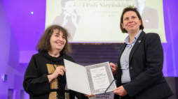  Dyrektor Żydowskiego Instytutu Historycznego Monika Krawczyk (P) oraz laureatka wyróżnienia, historyk i socjolog prof. Anna Landau-Czajka (L) podczas uroczystości wręczenia Nagrody im. Jana Karskiego i Poli Nireńskiej. Fot. PAP/L. Szymański