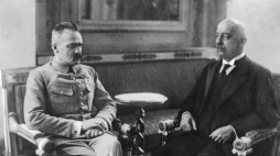Naczelnik Państwa Józef Piłsudski podczas rozmowy z nowo wybranym prezydentem Gabrielem Narutowiczem w Belwederze. 10.12.1922. Fot. NAC