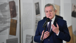 Wicepremier, minister kultury i dziedzictwa narodowego Piotr Gliński na inauguracji wystawy pt. "Niezwykła polska rodzina. Losy Gertrudy Nowak – dziecka z obozu na Przemysłowej" w Sejmie. Fot. PAP/R. Pietruszka