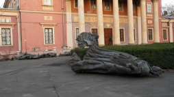 Figura carycy Katarzyny II (P) oraz hiszpańskiego oficera w służbie rosyjskiej Jose de Ribasa, flamandzkiego inżyniera budującego fortyfikacje w carskiej Rosji Francois Sainte de Wollanta, rosyjskiego feldmarszałka Grigorija Potiomkina i faworyta Katarzyny II Płatona Zubowa pochodzące ze zdemontowanego pomnika "Założyciele Odessy". Fot. PAP/A. Solomonova