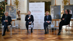 Wicepremier, minister kultury i dziedzictwa narodowego Piotr Gliński (2L), doradca prezydenta RP Tadeusz Deszkiewicz (L), dyrektor Polskiej Opery Królewskiej Andrzej Klimczak (P) i architekt Magdalena Kozień Woźniak (2P) podczas konferencji prasowej poświęconej ogłoszeniu „Konkursu realizacyjnego na opracowanie koncepcji architektonicznej Budynku Teatru Polskiej Opery Królewskiej”. Fot. PAP/M. Obara