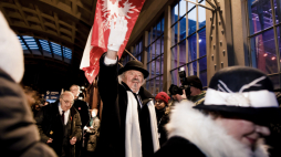 Wcielający się w rolę Paderewskiego poznański aktor Andrzej Lajborek (C) oraz dyrygent poznańskiego Chóru Nauczycieli im. I. J. Paderewskiego Ryszard Łuczak (L) podczas tradycyjnej inscenizacji przyjazdu Ignacego Jana Paderewskiego na dworzec kolejowy w Poznaniu. Fot. PAP/M. Zakrzewski