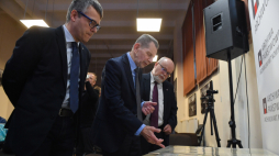 Warszawa, 01.12.2022. Były sekretarz Rady Ochrony Pamięci Walk i Męczeństwa Andrzej Kunert (C), zastępca Naczelnego Dyrektora Archiwów Państwowych Ryszard Wojtkowski (P) oraz dyrektor Archiwum Akt Nowych Mariusz Olczak (L) podczas przekazania materiałów archiwalnych Armii Krajowej do zasobu AAN w budynku PAST-y w Warszawie. Fot. PAP/P. Nowak