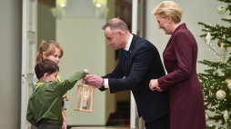 Prezydent RP Andrzej Duda (C) z małżonką Agatą Kornhauser-Dudą (P) odebrali od harcerzy Betlejemskie Światło Pokoju w Pałacu Prezydenckim w Warszawie. Fot. PAP/P. Nowak