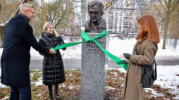 Wdowa po pisarzu Kinga Strzelecka-Pilch (2L), prezydent Miasta Kielce Bogdan Wenta (L) i autorka rzeźby Aleksandra Wiater (P) podczas uroczystości odsłonięcia popiersia Jerzego Pilcha w Alei Sław w Kielcach. Fot. PAP/P. Polak