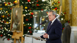Wicepremier, minister kultury i dziedzictwa narodowego Piotr Gliński podczas uroczystej prezentacji darów do Królewskiej Kolekcji Muzeum Zamku Królewskiego w Warszawie. Fot. PAP/R. Guz