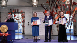 Laureaci Pokojowej Nagrody Nobla odebrali złote medale oraz dyplomy, od lewej: przewodnicząca komitetu noblowskiego Berit Reiss-Andersen, Natalia Pieńczuk (żona Alesia Bialackiego), szef Memoriału Jan Raczyński i Ołeksandra Matwijczuk, szefowa  Centrum Wolności Obywatelskich. Fot. PAP/EPA