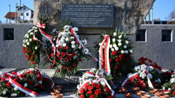 Pomnik Rodziny Ulmów w Sadzie Pamięci przy Muzeum Polaków Ratujących Żydów podczas II wojny światowej im. Rodziny Ulmów w Markowej. Fot. PAP/D. Delmanowicz