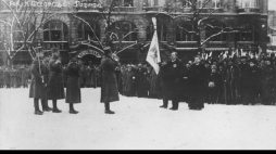 Uroczystość zaprzysiężenia wojsk powstańczych i wręczenie sztandaru 1 Dywizji Strzelców Wielkopolskich. Poznań, 26.01.1919. Źródło: NAC