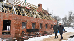Wiceminister kultury i dziedzictwa narodowego, Generalny Konserwator Zabytków Jarosław Sellin (P) oraz dyrektor malborskiego Muzeum Zamkowego Janusz Trupinda (L) podczas uroczystości zawieszenia wiechy w odbudowywanym obiekcie na Przedzamczu w Malborku. Fot. PAP/J. Dzban