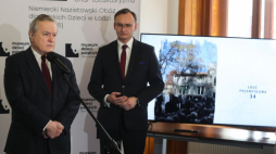 Łódź, 28.12.2022. Wicepremier, minister kultury i dziedzictwa narodowego Piotr Gliński (L) oraz rzecznik praw dziecka Mikołaj Pawlak (P) na konferencji prasowej w tymczasowej siedzibie Muzeum Dzieci Polskich – ofiar totalitaryzmu. Fot. PAP/R. Zawistowski
