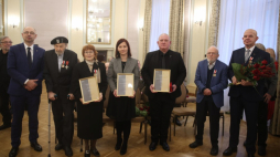 Wiceprezes IPN Mateusz Szpytma (2L), żołnierz AK, członek powojennej konspiracji niepodległościowej kpt. Stanisław Pazurkiewicz (3L), kierująca sandomierskim Kołem Sybiraków Danuta Szegda-Pestka (4L), prezes Fundacji Pobliskie Miejsca Pamięci Auschwitz-Birkenau Agnieszka Molenda (5L), muzyk i dziennikarz Krystian Brodacki (2P), dyrektor Zespołu Szkół nr 2 im. Sybiraków w Nowym Sączu Sławomir Szczerkowski (3P) oraz pracownik UM w Jędrzejowie Marek Godlewski (P). Fot. PAP/Ł. Gągulski