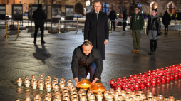 Prezydent RP Andrzej Duda (C-góra) podczas uroczystości zapalenia "Światła Wolności" na Placu Marszałka Józefa Piłsudskiego w Warszawie. Fot. PAP/A. Lange