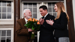 Tadeusz Szczudłowski (L) podczas benefisu z okazji swoich dziewięćdziesiątych urodzin w Restauracji Ołowianka w Gdańsku. Fot. PAP/J. Dzban