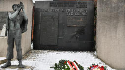 Gdańsk, 13.12.2022. Tablica upamiętniająca ofiary stanu wojennego na Wybrzeżu na placu Solidarności w Gdańsku. Trwają obchody 41. rocznicy wprowadzenia stanu wojennego. Fot. PAP/A. Warżawa 