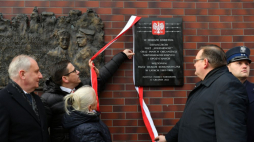  Gdańsk, 13.12.2022. Szef Urzędu do Spraw Kombatantów i Osób Represjonowanych J.J. Kasprzyk (2P), wojewoda pomorski D. Drelich (P), dyrektor Oddziału IPN w Gdańsku dr P. Warot (2L) oraz skazana na 10 lat więzienia w czasie stanu wojennego E. Kubasiewicz (L) uczestniczą w odsłonięciu przy bramie Aresztu Śledczego w Gdańsku tablicy dedykowanej bohaterkom opozycji demokratycznej w okresie „Solidarności” oraz innych organizacji niepodległościowych i opozycyjnych więzionym przez władze komunistyczne w latach 198