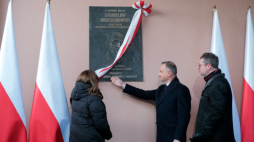 Warszawa, 19.12.2022. Prezydent RP Andrzej Duda (2P), wicemarszałek Sejmu Małgorzata Kidawa-Błońska (L) oraz rektor SGH Piotr Wachowiak (P) podczas uroczystości odsłonięcia tablicy upamiętniającej prezydenta Stanisława Wojciechowskiego w setną rocznicę jego wyboru na najwyższy urząd w państwie, przed budynkiem A Szkoły Głównej Handlowej w Warszawie. Fot. PAP/M. Marek 