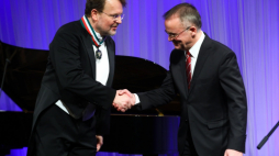Sekretarz stanu w Ministerstwie Kultury i Dziedzictwa Narodowego Jarosław Sellin (P) i śpiewak Tomasz Konieczny (L) uhonorowany złotym medalem "Zasłużony Kulturze Gloria Artis" podczas recitalu z okazji 25-lecia jego pracy na scenie operowej. Fot. PAP/R. Guz