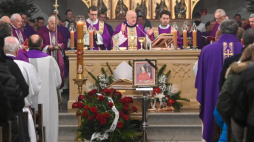 Metropolita warszawski kardynał Kazimierz Nycz (C) podczas uroczystości pogrzebowych bp. Tadeusza Werno w Katedrze pw. Niepokalanego Poczęcia NMP w Koszalinie. Fot. PAP/M. Bielecki