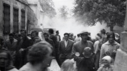 Wydarzenia Zielonogórskie 1960: ucieczka przed MO, plac Wielkopolski. Źródło: IPN