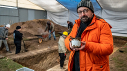 Dr Jacek Konik na wykopaliskach Muzeum Getta Warszawskiego. Źródło: Muzeum Getta Warszawskiego /Fot. R. Wilczyński