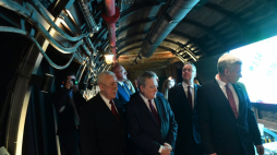 Wicepremier, minister kultury i dziedzictwa narodowego Piotr Gliński (C), specjalista w NMT Paweł Gogolewski (2L) oraz dyrektor NMT Mirosław Zientarzewski (P) podczas otwarcia wystawy "Wkład Polaków w światowe dziedzictwo techniczne i naukowe" oraz dwuczęściowej wystawy stałej "Źródła energii cywilizacji – historia paliw kopalnych i Ignacy Łukasiewicz – pionier przemysłu naftowego" w Narodowym Muzeum Techniki w Warszawie. Fot. PAP/P. Nowak