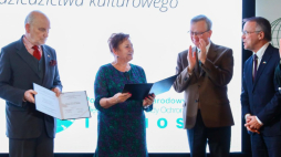  Warszawa, 06.12.2022. Sekretarz stanu w Ministerstwie Kultury i Dziedzictwa Narodowego Jarosław Sellin (P), dyrektor Zamku Królewskiego w Warszawie Wojciech Fałkowski (2P) i laureaci: prezes Polskiej Akademii Umiejętności, prof. Jan Ostrowski (L) i Ewa Stanecka (2L) podczas uroczystości wręczenia nagrody Generalnego Konserwatora Zabytków im. prof. Jana Zachwatowicza. Fot. PAP/R. Guz