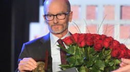 Warszawa, 22.01.2023. Laureat Medalu Kuriera z Warszawy, były ambasador Stanów Zjednoczonych w Polsce, Daniel Fried na gali w Muzeum Powstania Warszawskiego. Fot. PAP/R. Pietruszka