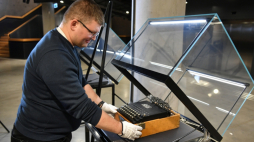 Gdańsk, 25.01.2023. Kierownik działu zbiorów Wojciech Łukaszun prezentuje polską replikę maszyny szyfrującej "Enigma" ze zbiorów Muzeum Historii Polski w Warszawie w ramach cyklu "Wejście w historię" w Muzeum II Wojny Światowej w Gdańsku, 25 bm. W dniu 25 stycznia obchodzony jest Dzień Kryptologii. Fot. PAP/A. Warżawa