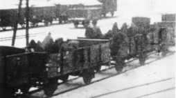 Pociąg z ewakuowanymi więźniami KL Auschwitz. Styczeń 1945 r. Kolin, Czechy. Fot. Państwowe Muzeum Auschwitz-Birkenau