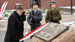 Wicepremier, minister obrony narodowej Mariusz Błaszczak (L) na odsłonięciu tablicy pamiątkowej poświęconej bohaterskim Powstańcom Styczniowym na Cytadeli Warszawskiej. Fot. PAP/R. Pietruszka