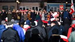 Prezydent RP Andrzej Duda (C) podczas spotkania z mieszkańcami w Bodzentynie w trakcie obchodów 160. rocznicy Powstania Styczniowego. Fot. PAP/P. Polak