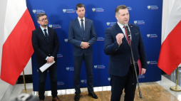 Minister edukacji i nauki Przemysław Czarnek (P), wiceminister edukacji i nauki Dariusz Piontkowski (2L), dyrektor Centralnej Komisji Egzaminacyjnej Marcin Smolik (L) podczas konferencji prasowej nt. matur w 2023 r. Fot. PAP/A. Lange