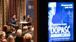 Autor książki Bogdan Rymanowski (L) i asystent prasowy IPN Oddział w Gdańsku Jan Hlebowicz (P) podczas promocji książki "Dopaść Morawieckiego. Życie doczesne i wieczne Kornela buntownika", organizowanej przez Instytut Pamięci Narodowej w Gdańsku. Fot. PAP/J. Dzban