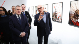 Wicepremier, minister kultury i dziedzictwa narodowego prof. Piotr Gliński (3P), dyrektor Zachęty - Narodowej Galerii Sztuki Janusz Janowski (2P) i artysta Stasys Eidrigevicius (P) podczas otwarcia wystawy „!Reakcje” w Zachęcie w Warszawie. Fot. PAP/R. Guz